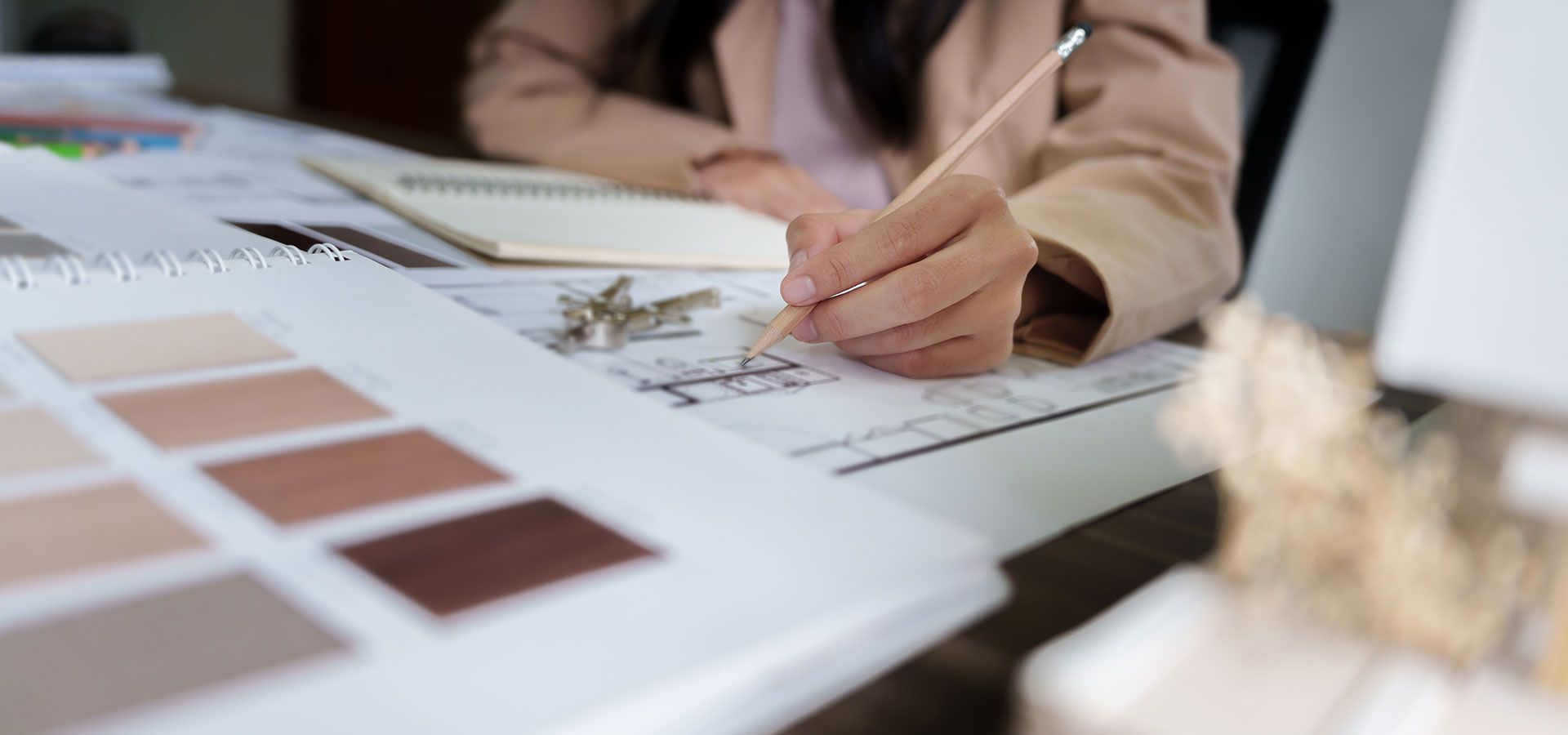 Innenarchitekt arbeitet mit der Entwurfsplanung in einem modernem Büro