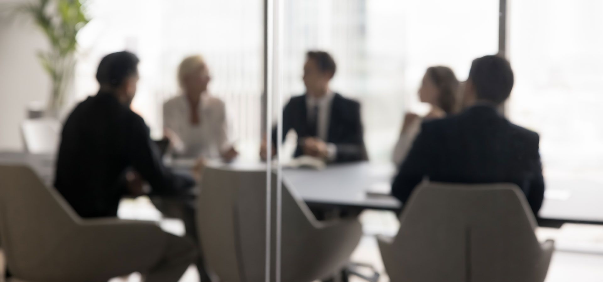 Eine Gruppe von Geschäftsleuten bei einem Meeting